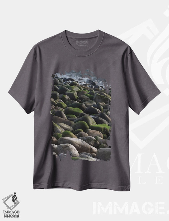 تیشرت طوسی طرح دار Maine. Moss covered rocks and ocean, Boulder Beach, Acadia National Park.,ایالات متحده، مین. صخره های پوشیده از خزه و دریا، ساحل بولدر، پارک ملی آکادیا اثر جودیت زیمرمن