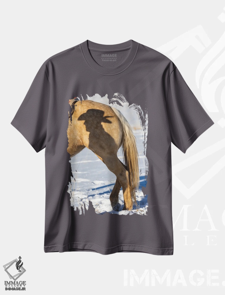 تیشرت طوسی طرح دار Shell, Wyoming Hideout Ranch Shadow Of Cowhand With Hat On Side Of Horse,آمریکا، شل، وایومینگ، سایه کابوی با کلاه روی اسب اثر دارل گالین