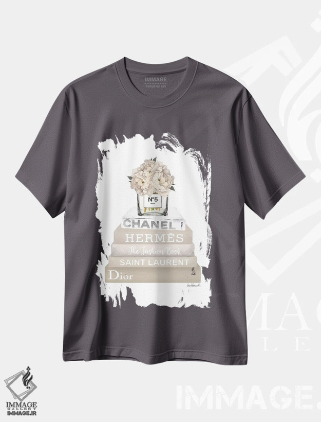 تیشرت طوسی طرح دار Champagne, And Silver Bookstack Topped By Vase With White Peony,دسته کتاب کرم، شامپاین و نقره ای با گلدان گل صدتومانی سفید اثر آماندا گرینوود