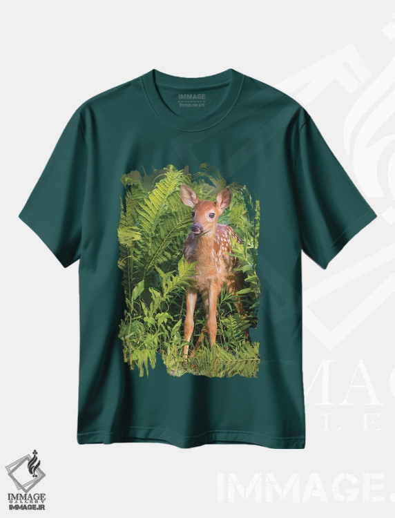تیشرت سبز طرح دار USA, Minnesota, Sandstone, Minnesota Wildlife Connection.,گوزن دم سفید جوان در میان سرخس ها ایستاده، ایالات متحده، مینه سوتا، سندستون، مرکز حیات وحش مینه سوتا اثر جینز گالری
