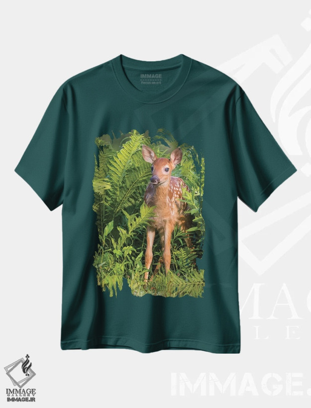 تیشرت سبز طرح دار USA, Minnesota, Sandstone, Minnesota Wildlife Connection.,گوزن دم سفید جوان در میان سرخس ها ایستاده، ایالات متحده، مینه سوتا، سندستون، مرکز حیات وحش مینه سوتا اثر جینز گالری
