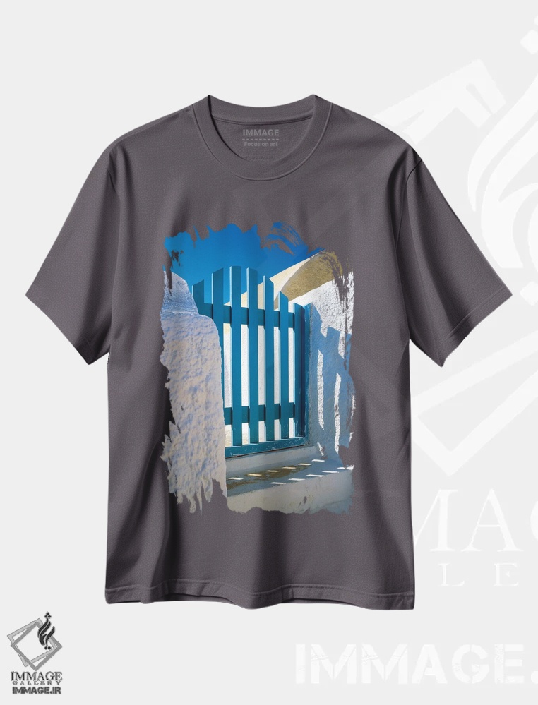 تیشرت طوسی طرح دار Santorini, Oia. Blue gate of home.,یونان، سانتورینی، اویا. دروازه آبی خانه اثر جینز گالری