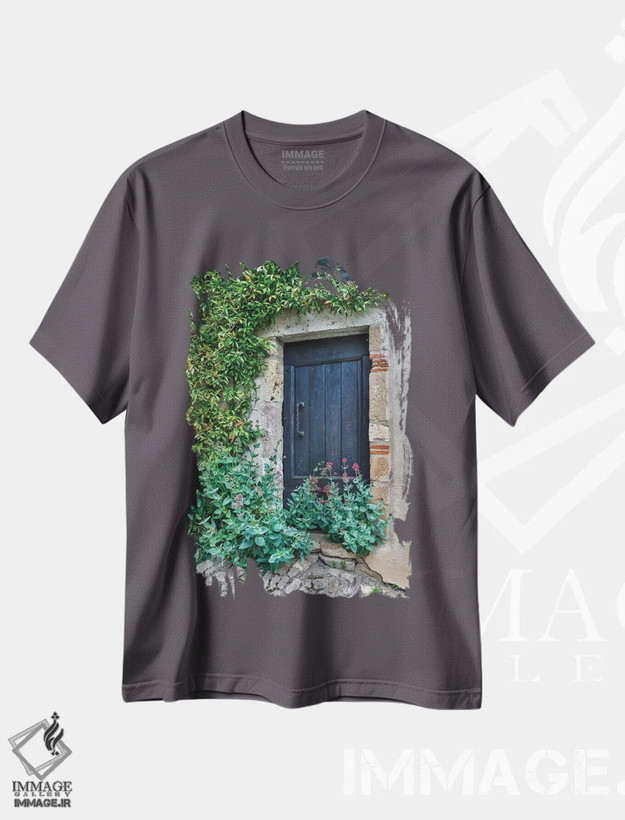 تیشرت طوسی طرح دار Cordes-sur-Ciel. Blue doorway,فرانسه، کورد سور سیل، درِ آبی اثر هولیس لونی