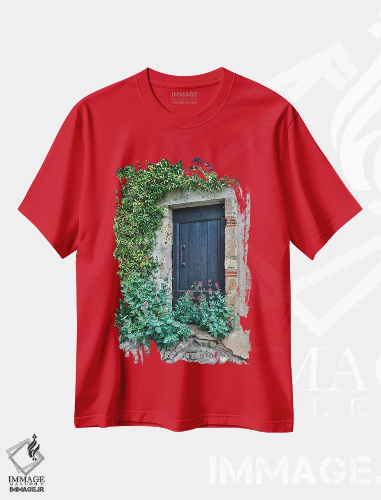 تیشرت قرمز طرح دار Cordes-sur-Ciel. Blue doorway,فرانسه، کورد سور سیل، درِ آبی اثر هولیس لونی