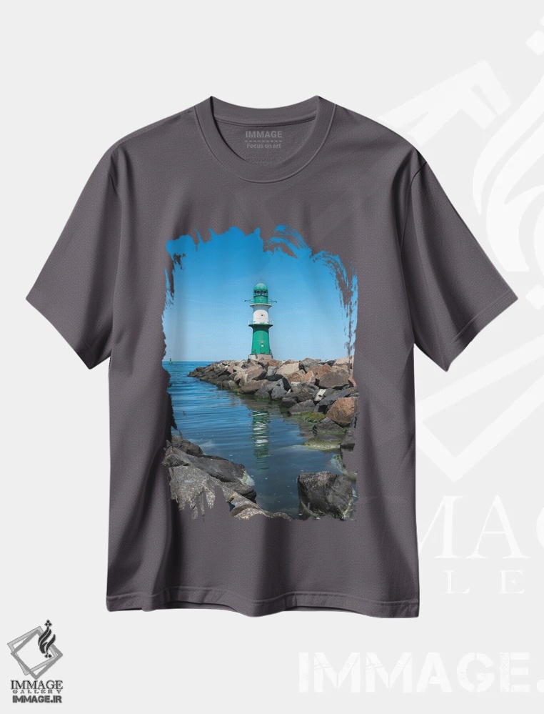تیشرت طوسی طرح دار Warnemünde, Rostock, Mecklenburg-Vorpommern, Germany,فانوس دریایی مولن فوئر وست مول در تابستان، وارنمونده، روستوک، مکلنبورگ-فورپومرن، آلمان اثر یان بکه