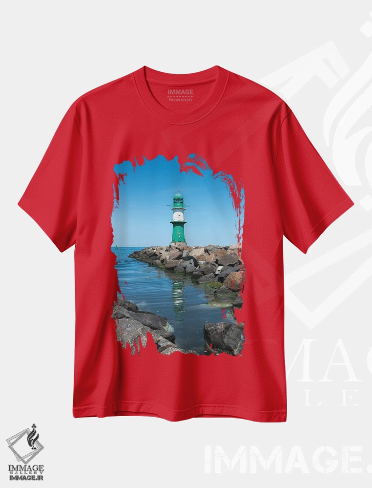 تیشرت قرمز طرح دار Warnemünde, Rostock, Mecklenburg-Vorpommern, Germany,فانوس دریایی مولن فوئر وست مول در تابستان، وارنمونده، روستوک، مکلنبورگ-فورپومرن، آلمان اثر یان بکه