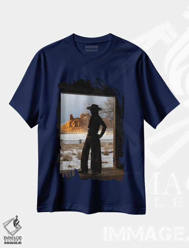 تیشرت سرمه ای طرح دار Shell, Wyoming Hideout Ranch With Cowgirl Silhouetted In Doorway Of Log Cabin,آمریکا، شل، وایومینگ، کابوی دختر به صورت سیلوئت در درگاه کلبه چوبی اثر دارل گالین