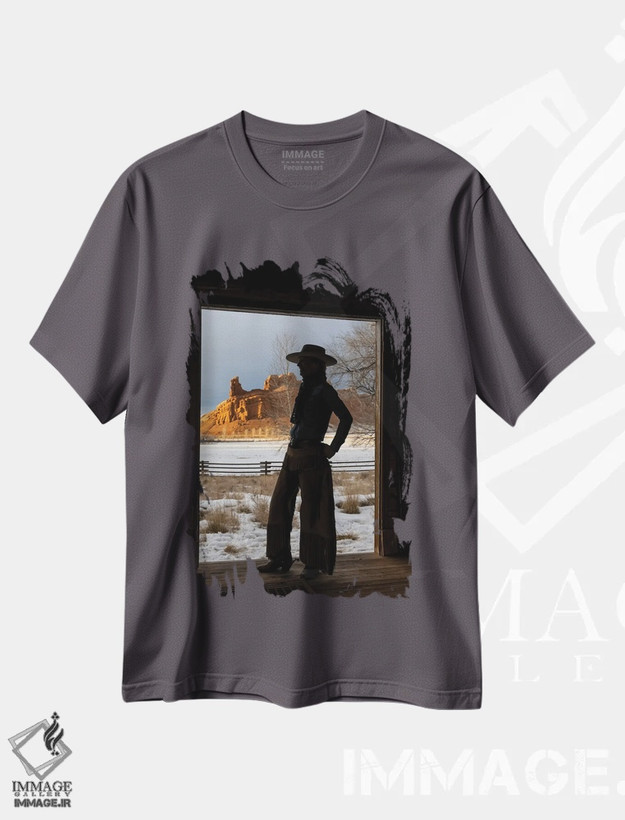 تیشرت طوسی طرح دار Shell, Wyoming Hideout Ranch With Cowgirl Silhouetted In Doorway Of Log Cabin,آمریکا، شل، وایومینگ، کابوی دختر به صورت سیلوئت در درگاه کلبه چوبی اثر دارل گالین