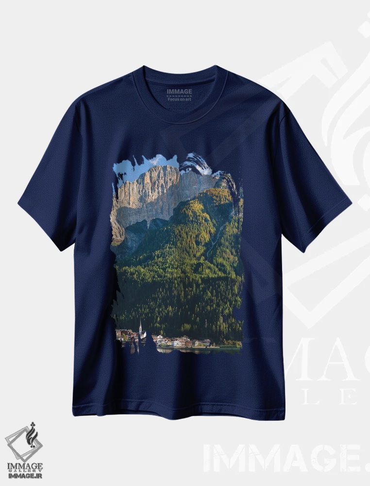 تیشرت سرمه ای طرح طبیعت ,an icon of the dolomites in the Veneto,دهکده آلگه کنار دریاچه آلگه در پای قله چیوتا، نماد دولومیت های ونتو اثر مارتین زویک