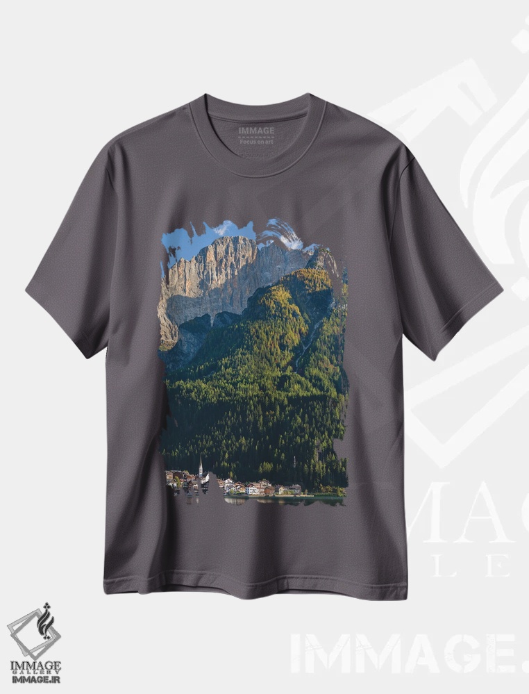 تیشرت طوسی طرح طبیعت ,an icon of the dolomites in the Veneto,دهکده آلگه کنار دریاچه آلگه در پای قله چیوتا، نماد دولومیت های ونتو اثر مارتین زویک