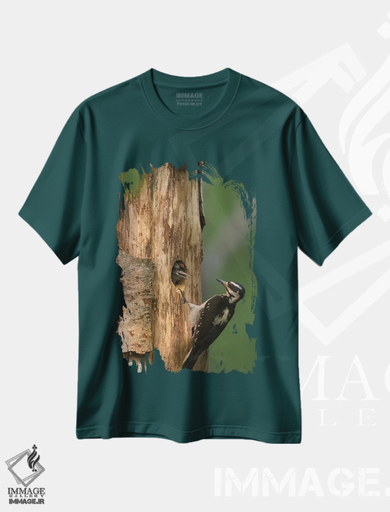 تیشرت سبز طرح دار WA. Female Hairy Woodpeckerat nest chick in western Washington.,دارکوب پشمالوی ماده در آشیانه با جوجه، واشنگتن غربی اثر گری لوهِم