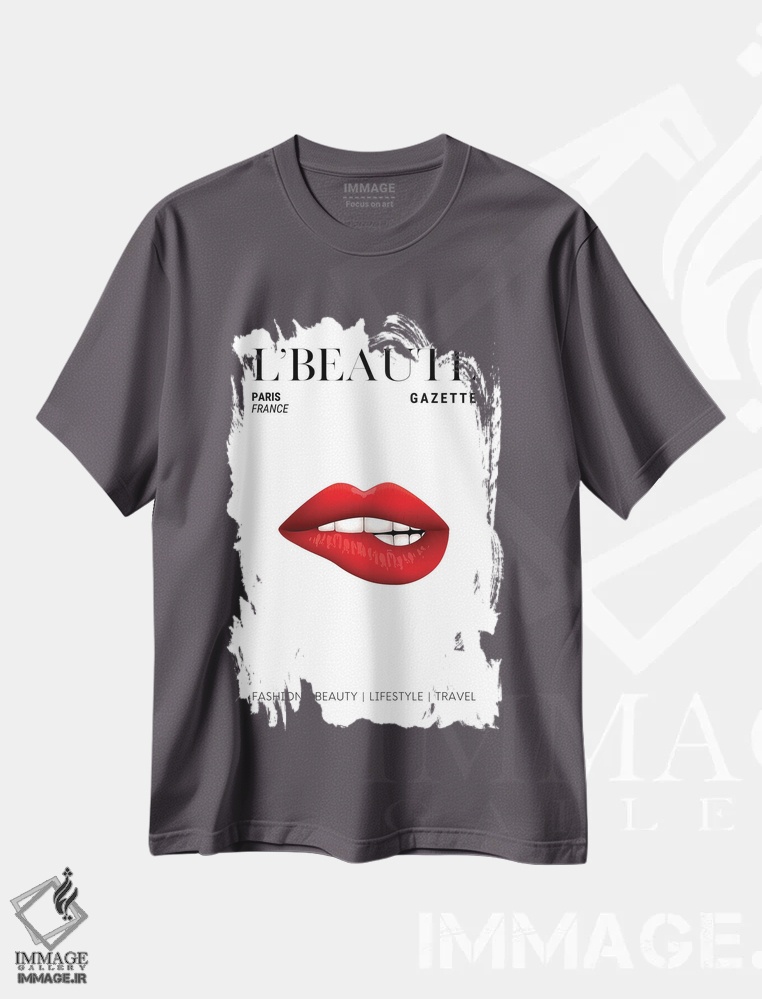 تیشرت طوسی طرح دار جلد مجله زیبایی L'Beaute با رژ لب قرمز روی لب های گازگرفته اثر پیج ترنر