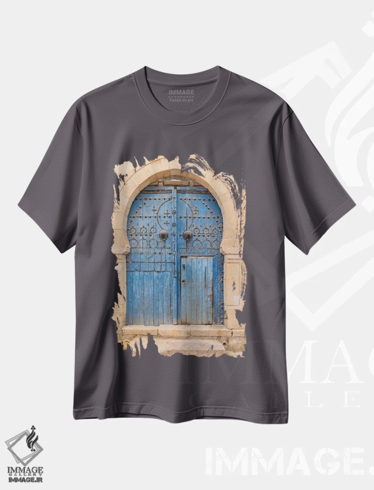 تیشرت طوسی طرح دار Tunisia. A Blue Door In A Keyhole Arch, Also Known As A Moorish Arch.,قیروان، تونس. دری آبی در قوسی با شکل کلید، معروف به قوس مغربی. اثر امیلی ام ویلسون
