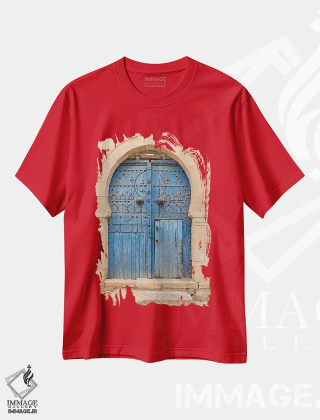 تیشرت قرمز طرح دار Tunisia. A Blue Door In A Keyhole Arch, Also Known As A Moorish Arch.,قیروان، تونس. دری آبی در قوسی با شکل کلید، معروف به قوس مغربی. اثر امیلی ام ویلسون