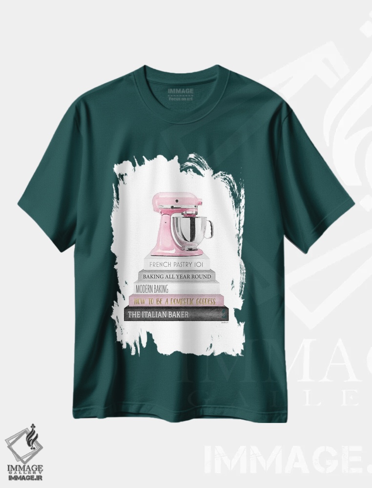 تیشرت سبز طرح دار دسته کتاب آشپزی با همزن صورتی اثر آماندا گرینوود