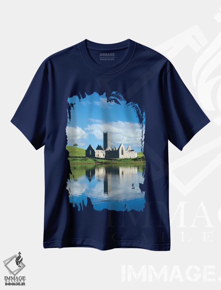 تیشرت سرمه ای طرح دار بازتاب صومعه روسرک در رودخانه موی دوم، شهرستان مایو، ایرلند اثر گارث مک کورمک