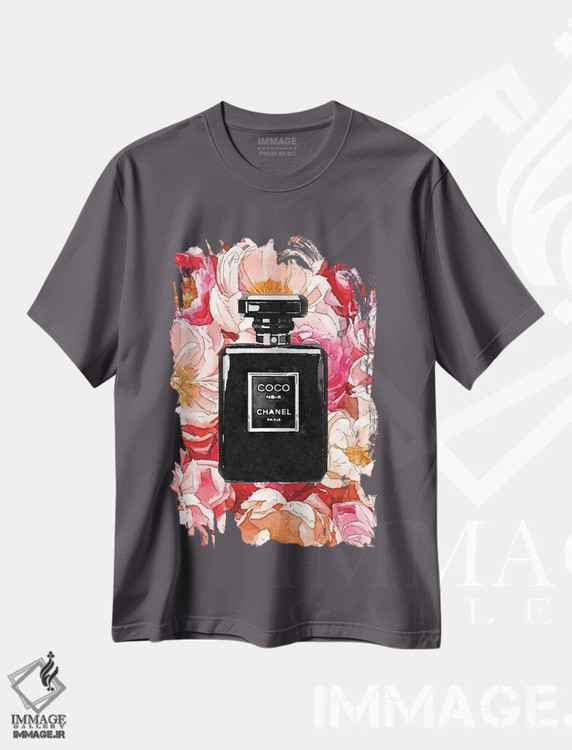 تیشرت طوسی طرح دار بطری عطر مشکی روی بستری از گل صدتومانی اثر آماندا گرینوود