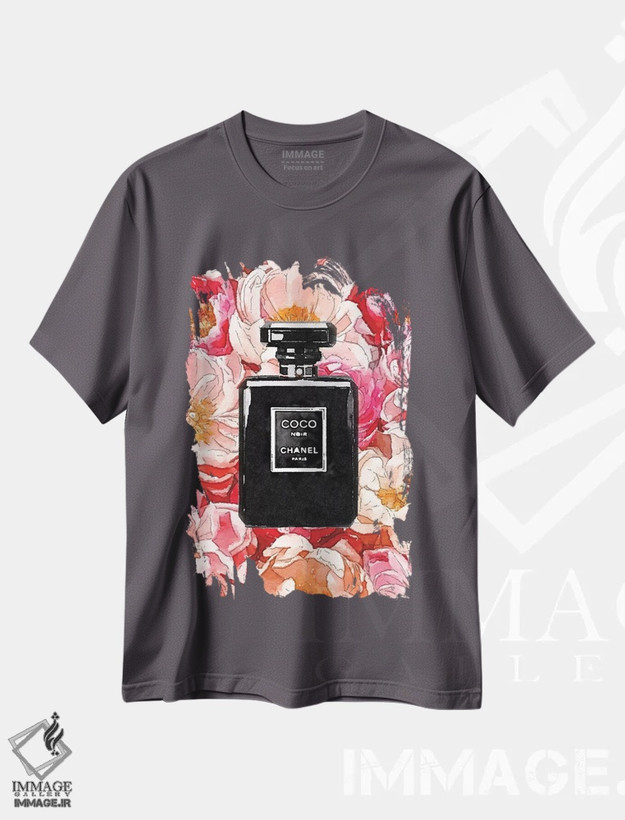 تیشرت طوسی طرح دار بطری عطر مشکی روی بستری از گل صدتومانی اثر آماندا گرینوود