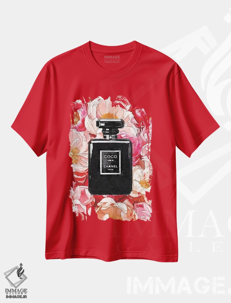 تیشرت قرمز طرح دار بطری عطر مشکی روی بستری از گل صدتومانی اثر آماندا گرینوود