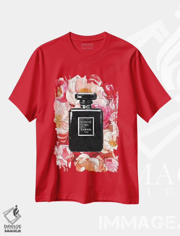 تیشرت قرمز طرح دار بطری عطر مشکی روی بستری از گل صدتومانی اثر آماندا گرینوود