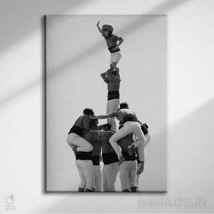 تابلو دکوراتیو برج انسانی اثر گیلیارد برسسان - نمای روبهرو روی دیوار