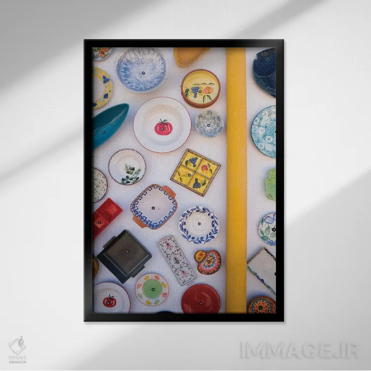 تابلو دکوراتیو بشقاب های رنگارنگ روی دیوار اثر گیلیارد برسسان - نمای قابدار مشکی