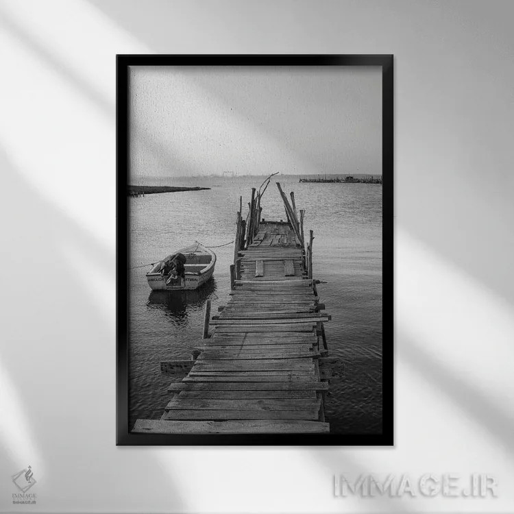 تابلو دکوراتیو اسکله قدیمی اثر گیلیارد برسسان - نمای قابدار مشکی