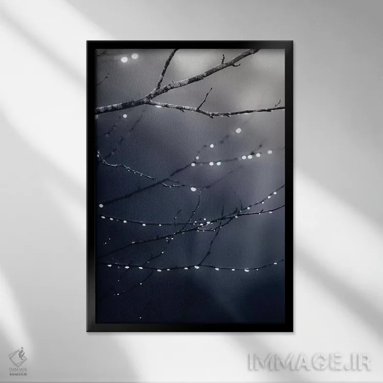 تابلو دکوراتیو جنگل سرمه ای تیره اثر مونیکا استریگل - نمای قابدار مشکی