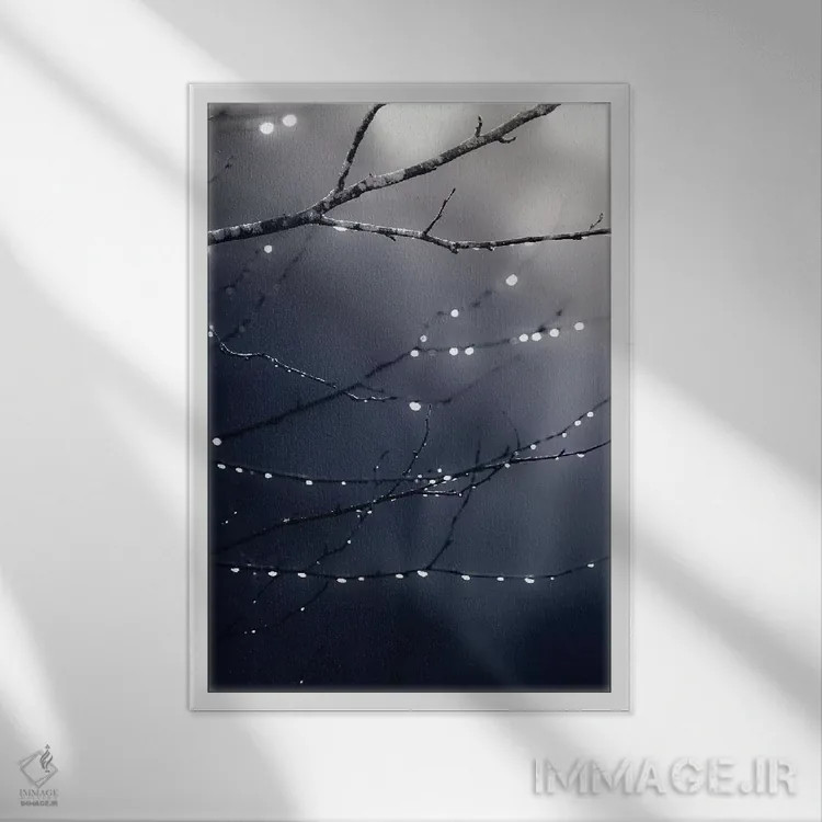 تابلو دکوراتیو جنگل سرمه ای تیره اثر مونیکا استریگل - نمای قابدار سفید