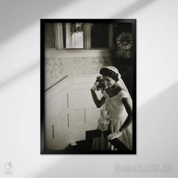تابلو دکوراتیو ژاکلین کندی اثر تونی فریسل - نمای قابدار مشکی