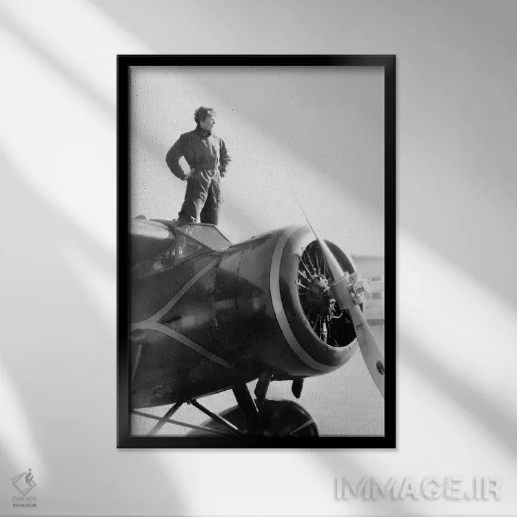 تابلو دکوراتیو آملیا ارهارت - نمای قابدار مشکی