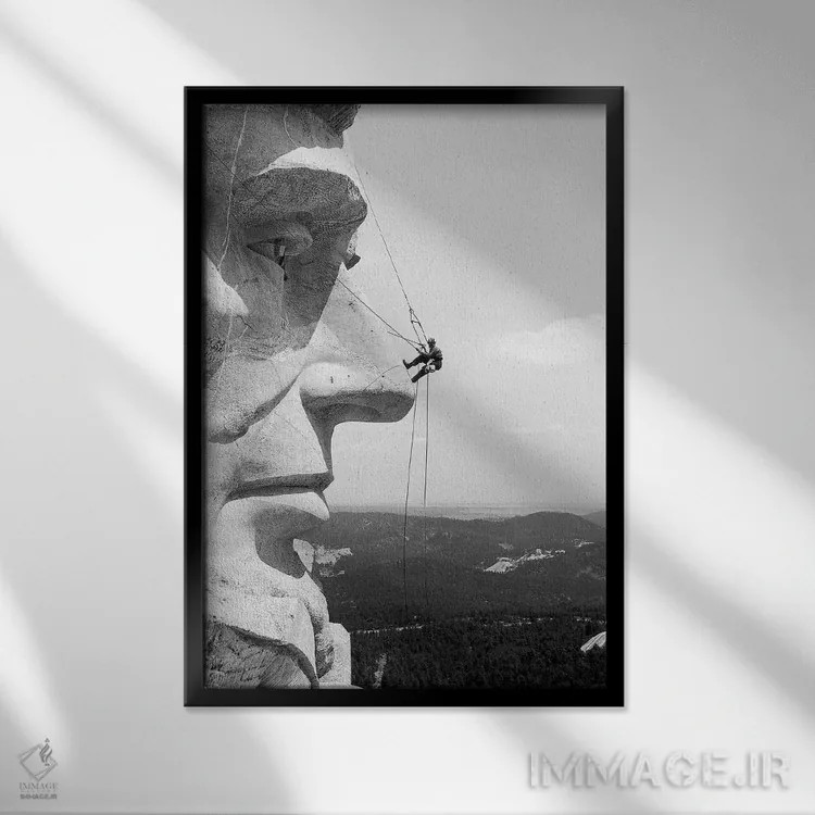 تابلو دکوراتیو صعود از کوه راشمور - نمای قابدار مشکی