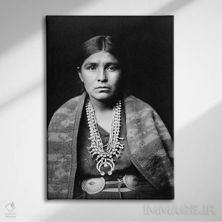 تابلو دکوراتیو C1904,زن ناواهو، حدود ۱۹۰۴ اثر ادوارد اس. کرتیس - نمای روبهرو روی دیوار