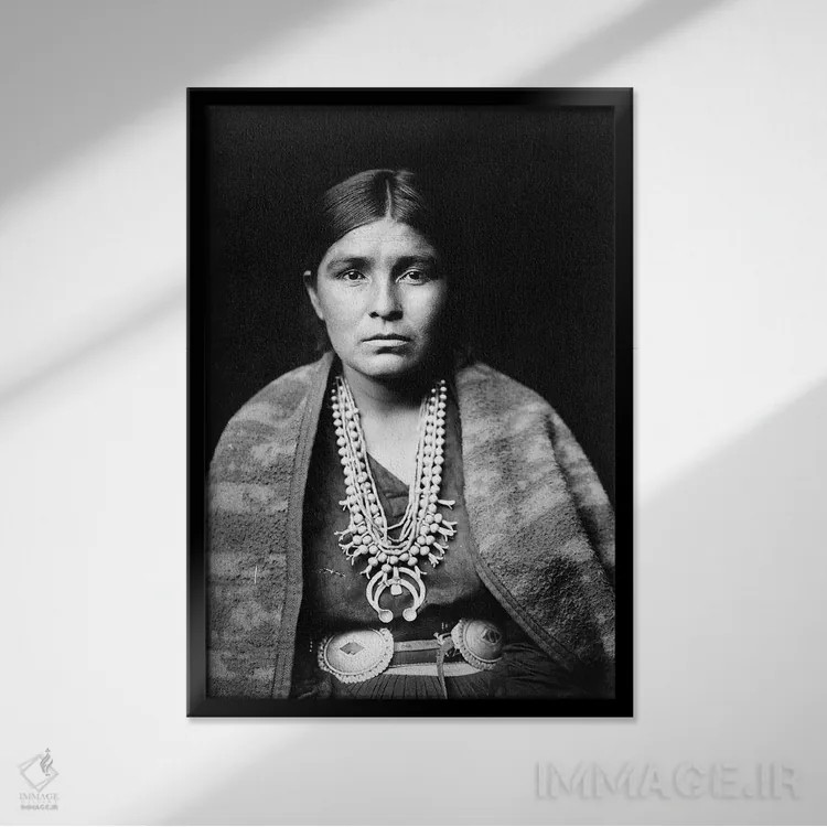 تابلو دکوراتیو C1904,زن ناواهو، حدود ۱۹۰۴ اثر ادوارد اس. کرتیس - نمای قابدار مشکی