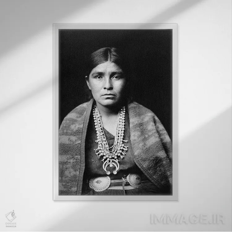 تابلو دکوراتیو C1904,زن ناواهو، حدود ۱۹۰۴ اثر ادوارد اس. کرتیس - نمای قابدار سفید