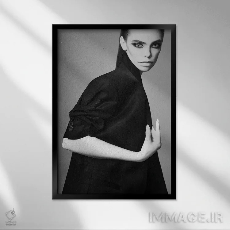 تابلو دکوراتیو پرتره مد بانوی زیبا ۶ اثر جورج مایر - نمای قابدار مشکی