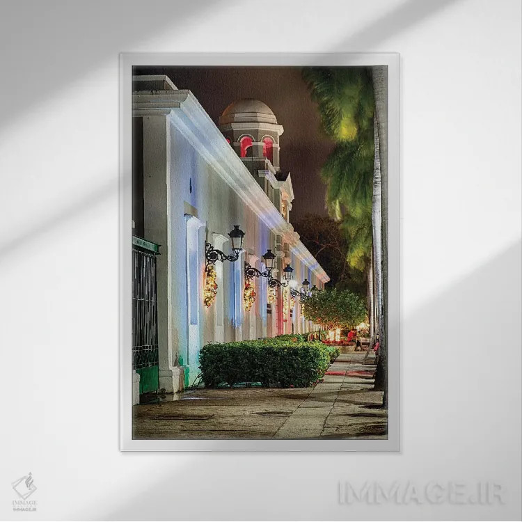 تابلو دکوراتیو ساختمان لا پرینسسا با تزئینات تعطیلات در شب، سن خوان، پورتوری… اثر جورج اوزه - نمای قابدار سفید