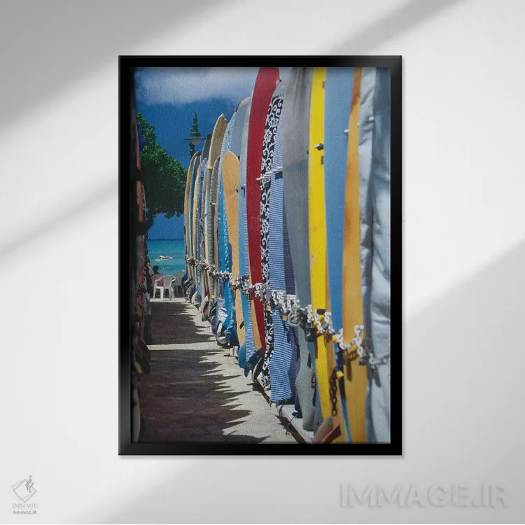 تابلو دکوراتیو ردیفی از تخته موج های رنگارنگ، ساحل وایکیکی اثر جورج اوزه - نمای قابدار مشکی
