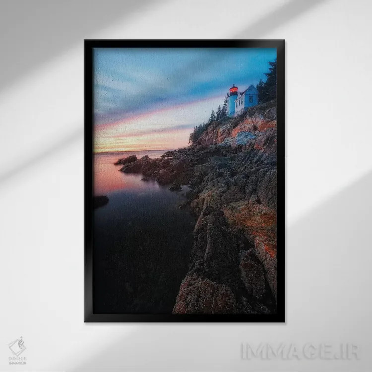 تابلو دکوراتیو نمای عمودی از فانوس دریایی روی صخره هنگام غروب، فانوس بس هارب… اثر جورج اوزه - نمای قابدار مشکی