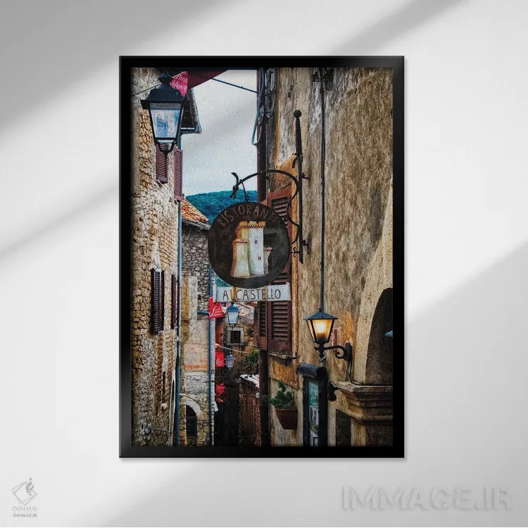 تابلو دکوراتیو خیابان قرون وسطایی با تابلوها و چراغ ها، سرمونتا، ایتالیا اثر جورج اوزه - نمای قابدار مشکی