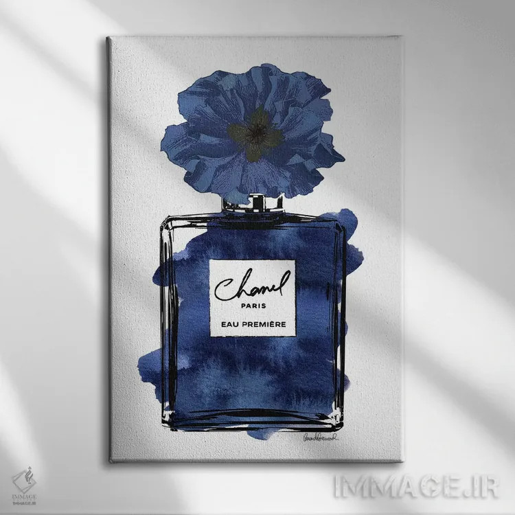 تابلو دکوراتیو عطر با گل مشکی و آبی اثر آماندا گرینوود - نمای روبهرو روی دیوار