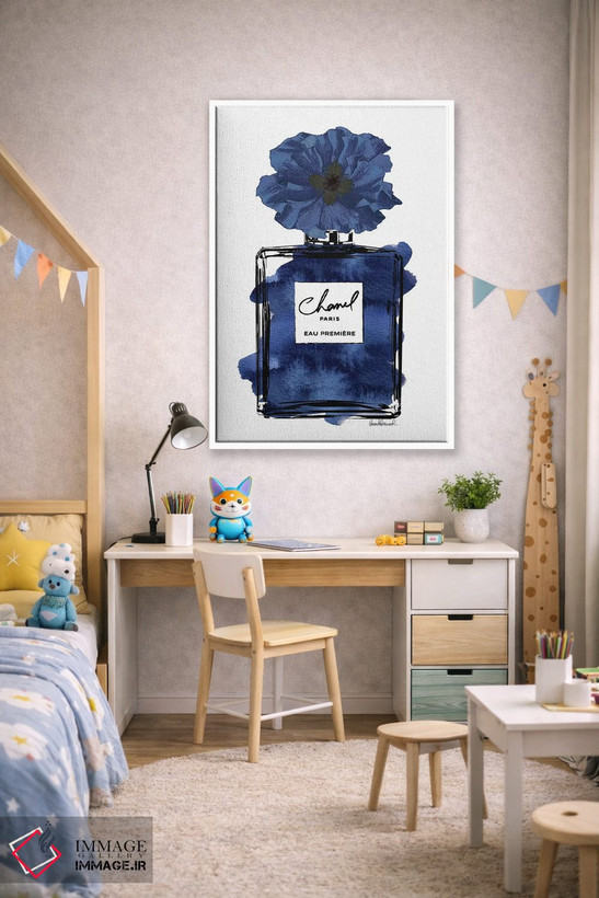 تابلو دکوراتیو عطر با گل مشکی و آبی اثر آماندا گرینوود - D1W
