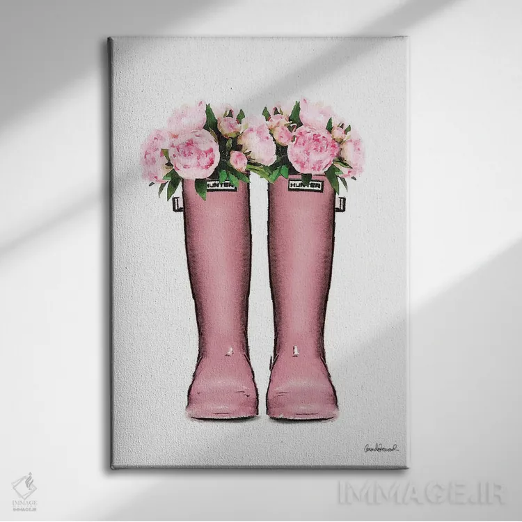 تابلو دکوراتیو چکمه های هانتر صورتی و گل صدتومانی صورتی اثر آماندا گرینوود - نمای روبهرو روی دیوار