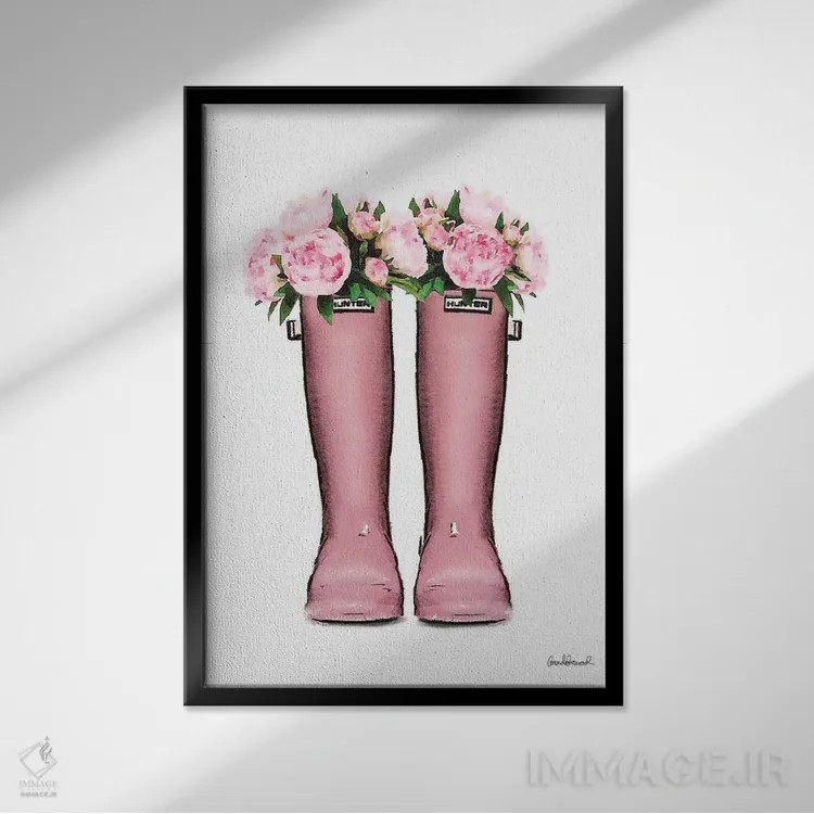 تابلو دکوراتیو چکمه های هانتر صورتی و گل صدتومانی صورتی اثر آماندا گرینوود - نمای قابدار مشکی