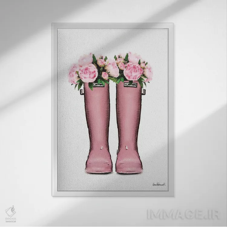 تابلو دکوراتیو چکمه های هانتر صورتی و گل صدتومانی صورتی اثر آماندا گرینوود - نمای قابدار سفید