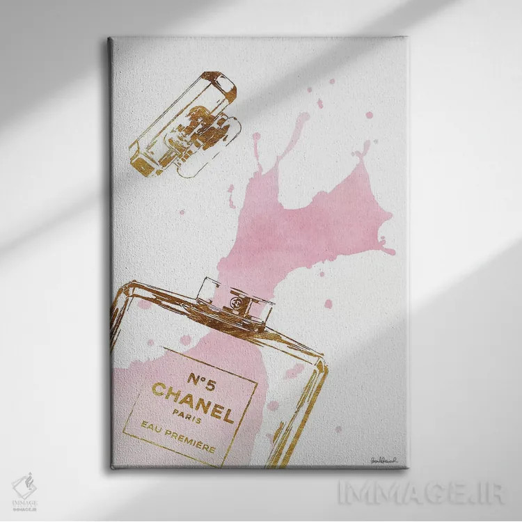 تابلو دکوراتیو بطری عطر طلایی با پاشش صورتی اثر آماندا گرینوود - نمای روبهرو روی دیوار