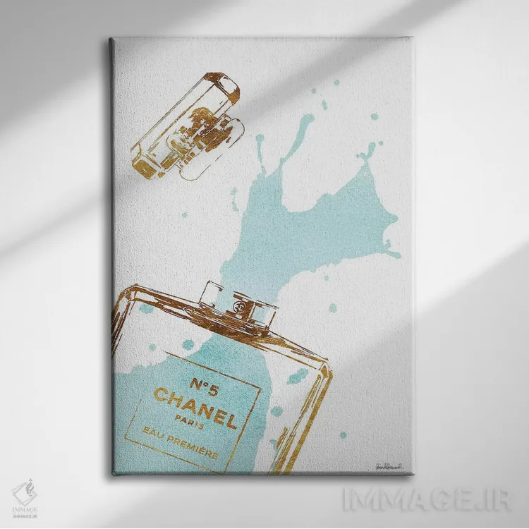 تابلو دکوراتیو بطری عطر طلایی با پاشش فیروزه ای اثر آماندا گرینوود - نمای روبهرو روی دیوار