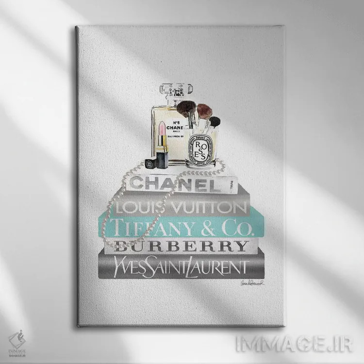 تابلو دکوراتیو دسته کتاب نقره ای و فیروزه ای با مروارید و عطر اثر آماندا گرینوود - نمای روبهرو روی دیوار