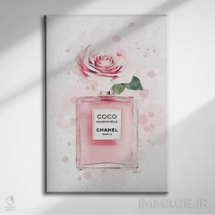 تابلو دکوراتیو گل رز روی عطر صورتی با پس زمینه نقاشی شده اثر آماندا گرینوود - نمای روبهرو روی دیوار