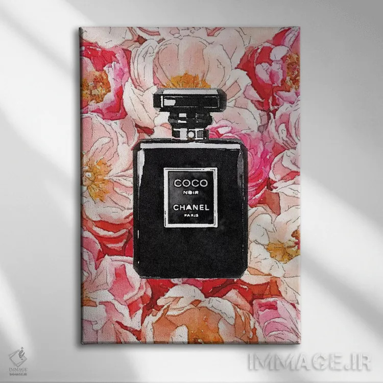 تابلو دکوراتیو بطری عطر مشکی روی بستری از گل صدتومانی اثر آماندا گرینوود - نمای روبهرو روی دیوار